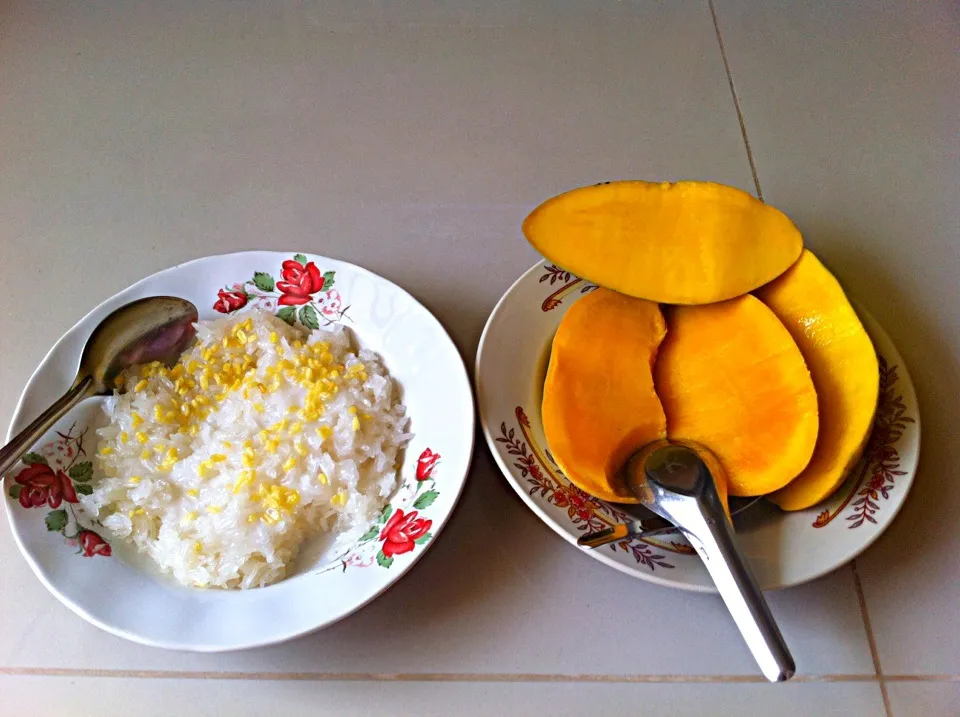 Mangos and sticky rice with coconut milk.|Thammaporn Paemさん