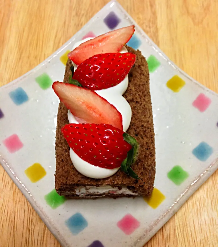 Snapdishの料理写真:苺のプチロールケーキ🍓|じゅりさん