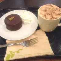 Snapdishの料理写真:今限定のチョコホイップクリーム追加

ザッハトルテも、クリーム追加|ゆき☆さん