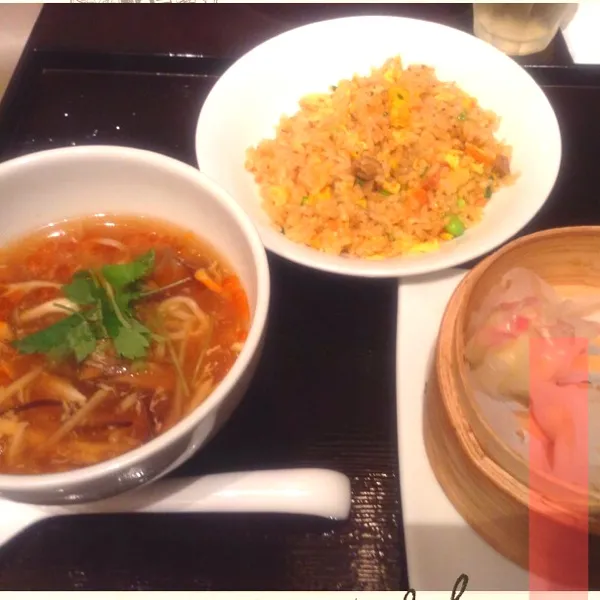 昨日のランチ

台湾料理の花粥

きのこ酸辣湯麺セット|ゆき☆さん