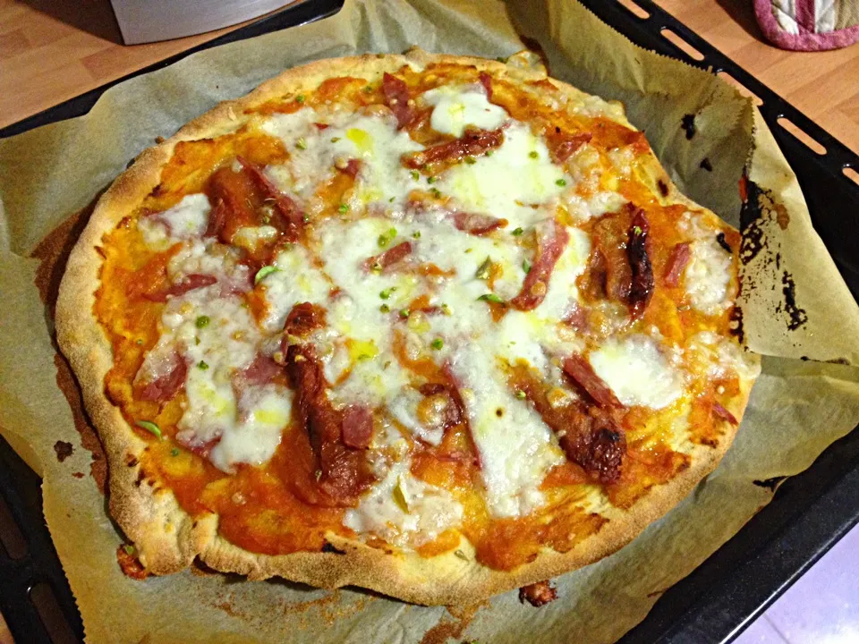 Salami & sun-dried tomatoes pizza|Guillermoさん