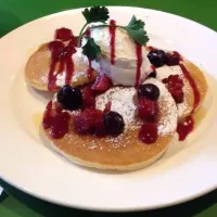 Pancake with raspberry toping|edenさん