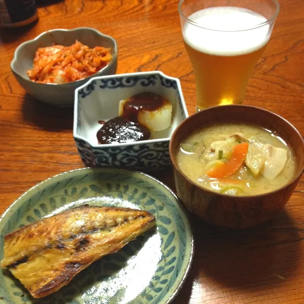 Snapdishの料理写真:今夜も晩酌🍺🍶
塩さば、豚汁、ふろふき大根
ビールのあとは焼酎にしよっかな😊
豆乳でわってきなこを入れてカクテルにしてみたｸｩｰｯ!!”(*>∀<)o(酒)"|ゆのまきさん