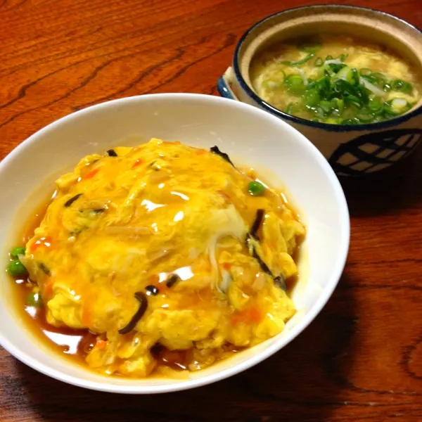 永谷園の広東風かに玉〜♫で天津飯
それとたまごスープ
賞味期限切れかけのたまごがいっぱいあって、たまごだらけww|ゆのまきさん