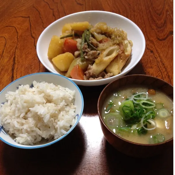 Snapdishの料理写真:肉じゃが
なめこと豆腐のお味噌汁
麦ごはん|ゆのまきさん