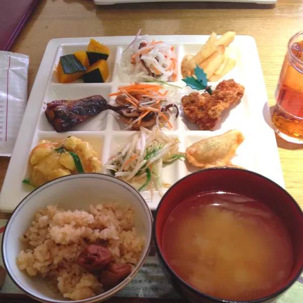 お昼ごはん。
食べ過ぎたぁ〜(๑´ڡ｀๑)ぺろり
ビュッフェ形式だとつい食べ過ぎるね|ゆのまきさん