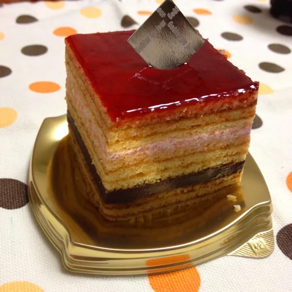 Snapdishの料理写真:デザートはケーキ🍰
あまおう苺のオペラケーキ。
疲れた体に甘いもの、嬉しい＼(^o^)／|ゆのまきさん