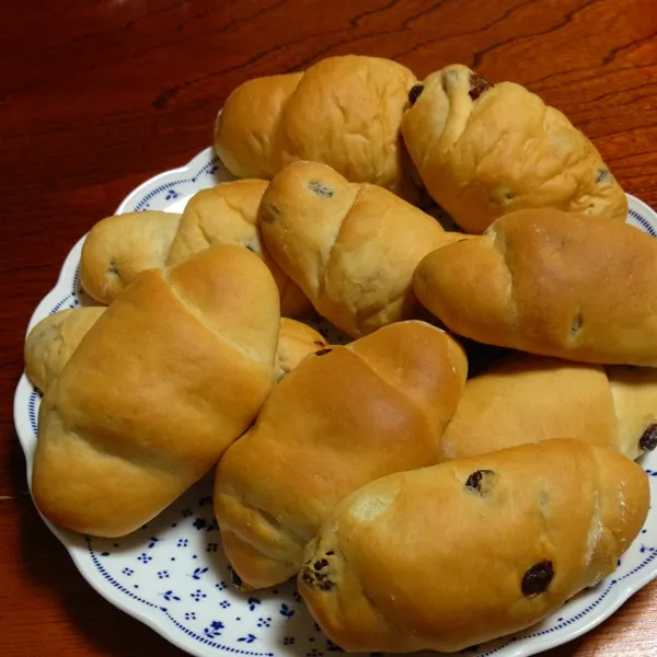 Snapdishの料理写真:明日の朝のレーズンロールパン出来上がり！
半分を近くに住む両親におすそ分けに持って行こうかな(*^^*)
母親がレーズンパンが大好きなんです。|ゆのまきさん