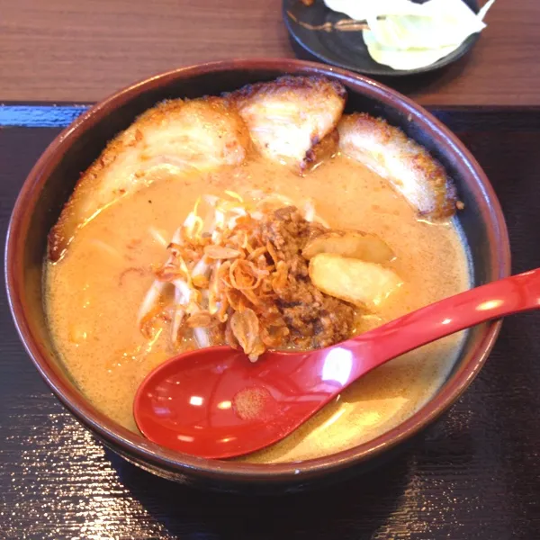 昼ごはんに食べた北海道味噌ラーメン。チャーシュー3枚、美味しかった！
久しぶりに会った友人と一緒に食べたんで、とっても楽しかった＼(^o^)／|ゆのまきさん