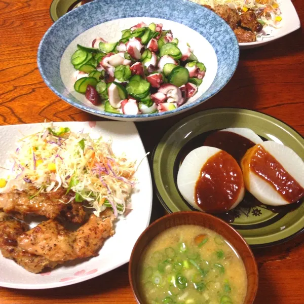 Snapdishの料理写真:お疲れさま！
なめことワカメのお味噌汁。
ふろふき大根。
鶏肉の香草焼き。
タコとキュウリの酢の物。
さあ、いただきます(๑´ڡ｀๑)ぺろり|ゆのまきさん