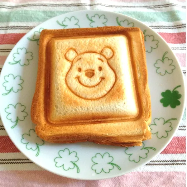 おはようございます😊
朝ごはんはホットサンド。プーさんはツナハムサンド、ピグレットはチョコサンド。|ゆのまきさん