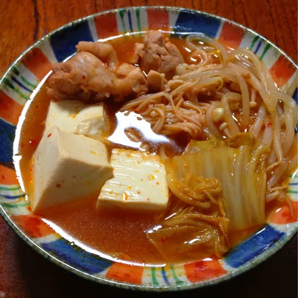 鶏肉でキムチ鍋。食欲ない時はキムチに頼ってしまいます。
子どもたちはどんな状況でも食欲旺盛。ついていけない…|ゆのまきさん