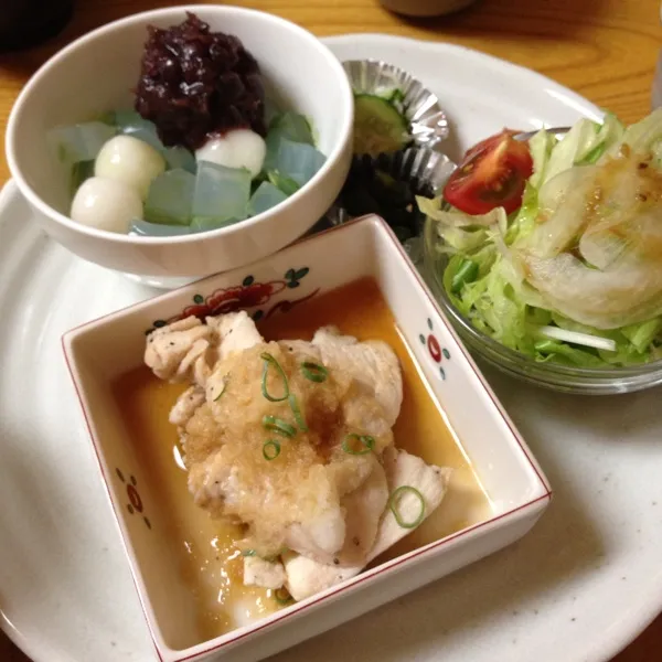 お昼ごはん。
鶏ポン酢定食。デザートは抹茶あんみつ。
以前退職された方と久しぶりの会食。楽しかった＼(^o^)／|ゆのまきさん