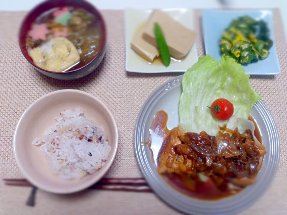 鶏もものとろとろ玉ねぎ煮 高野豆腐含め煮 おくらわかめ菊の花酢の物 麩の宝 16穀米|にゃろめさん