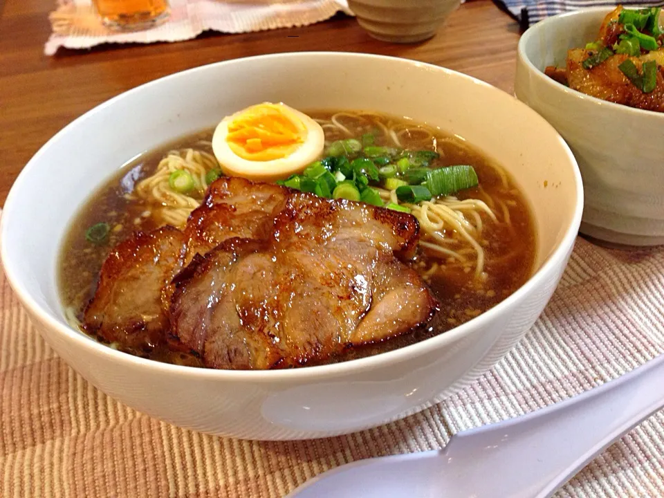 Snapdishの料理写真:自家製炙りチャーシューのせラーメン|サチさん