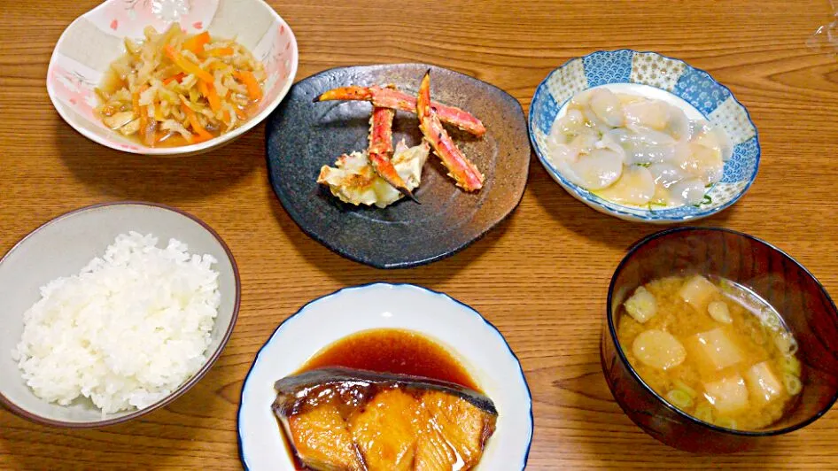 Snapdishの料理写真:・焼き蟹
・切干大根の炊きもの
・鰤の照り焼き
・帆立の刺身（？）
・お麩の味噌汁|ようかんさん