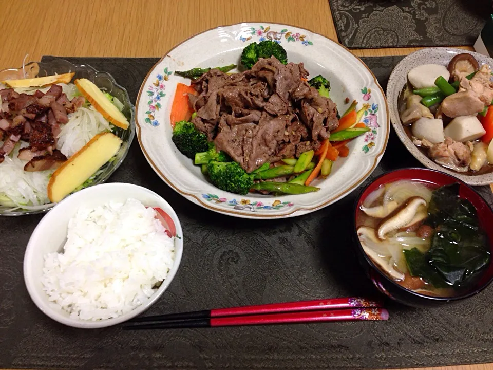 Snapdishの料理写真:牛肉と野菜のブラックペッパー炒め、根菜の柚子胡椒煮、スモークベーコン＆チーズのサラダ、お味噌汁。|Angie44さん