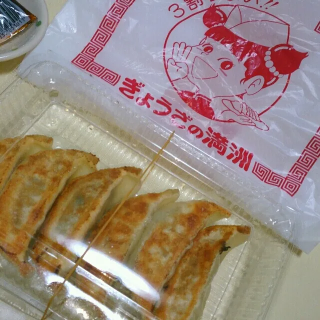 Snapdishの料理写真:初!!餃子の満州(*´∀｀)皮もちもちしてて好きだぁ～☆6つで２１０円とか安い!!うまい!!他のメニューも食べてみたい(*´ω｀*)|はるかさん