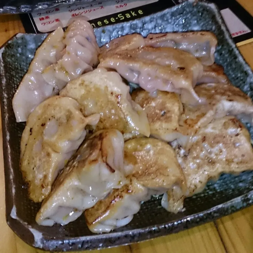 土曜日は専門の時の仲良かったみんなで夏の同窓会☆餃子バーで飲み放題コース!!!お腹破裂するかとおもた(笑)|はるかさん