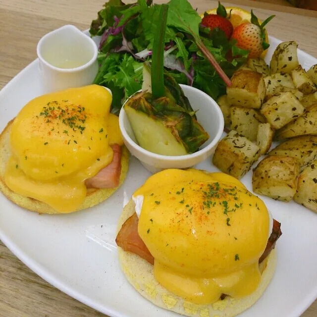 またまたカフェカイラへ!!( ´∀｀)
数量限定のｴｯｸﾞﾍﾞﾈﾃﾞｨｸﾄ食べてきた～(*^^*)夏休みだから食べれないかと思ったら残ってた♪
もちろんパンケーキも☆ミ|はるかさん