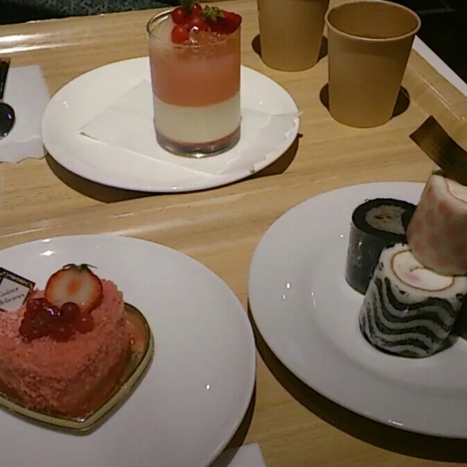 ３､４件目はロールケーキとイチゴ専門店のｹｰｷ(*´∀`)♪
初めて1日でこんなにｽｲｰﾂ食べた…体脂肪がどのくらい増えたか恐ろしい( ；∀；) どうやったら体脂肪減らせるのかな(笑)|はるかさん