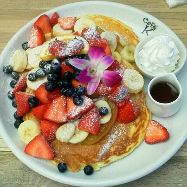 念願のカフェカイラ(*≧∀≦*)
ﾊﾟﾝｹｰｷﾄｯﾋﾟﾝｸﾞ全部のせ♪
ｸﾞｧﾊﾞｼﾞｭｰｽにｽｸﾗﾝﾌﾞﾙｴｯｸﾞとﾎﾟﾃﾄのﾌﾟﾚｰﾄ!!２人でだいぶお腹いっぱいになる～(*^^*)|はるかさん