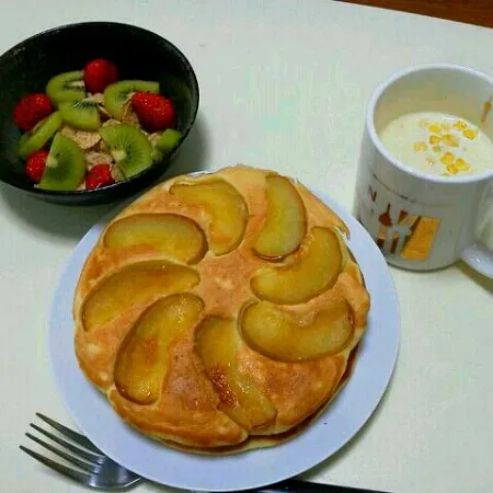 豆腐とリンゴ入りホットケーキ♡豆腐入れるといつもより膨らむ～(*´∀｀)もちもちしっとり♪玄米ブレークは豆乳かけて食べたよｰｰ!!|はるかさん