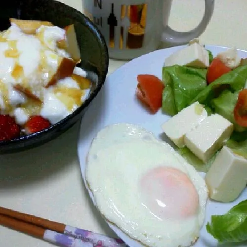 Snapdishの料理写真:朝ご飯
目玉焼き､レタスとトマトと豆腐のｻﾗﾀﾞ､玄米フレークりんごイチゴﾖｰｸﾞﾙﾄかけ､ｺｰﾝｽｰﾌﾟ久しぶりに家ご飯|はるかさん