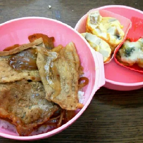 今日のお弁当☆生姜焼き丼!!男飯ヽ(^0^)ﾉ久しぶりに生姜焼き食べた～☆サイドメニューはｵﾑﾚﾂとﾌﾞﾛｯｺﾘｰのﾁｰｽﾞｹﾁｬ焼き～(ﾟ∀ﾟ)|はるかさん