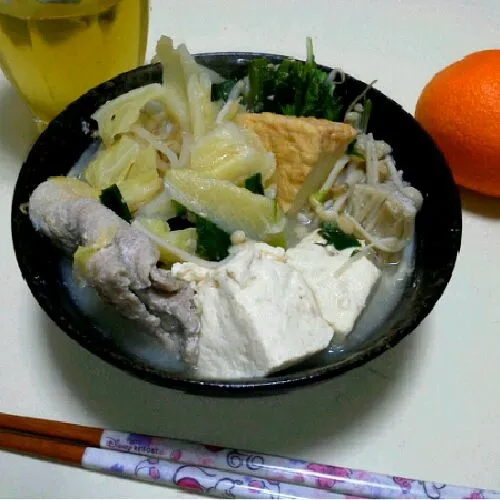 夜ご飯は豆乳鍋☆もやし､ｷｬﾍﾞﾂ､ねぎ､豆腐､厚揚げ､えのき､にら､水菜､豚肉…取り敢えずなんでもぶっこんでみた(笑)炭水化物無し!!ヘルシーかな??(笑)|はるかさん