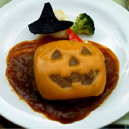 ハロウィンメニュー☆ﾐ
切ったら肉汁たっぷり(●´ω｀●)
カレーデミグラスソースもうまうまｰｰ|はるかさん