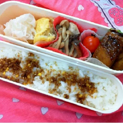 Snapdishの料理写真:今日のお弁当☆ﾐ
ｼｭｳﾏｲ（冷凍食品）
ｷｬﾍﾞﾂとﾁｰｽﾞのオムレツ
キノコと鶏むね肉のマヨ醤油炒め
鯖の蒲焼き

むね肉のぱさぱさ感が気になる～
酒に漬けといたけどぱさぱさする(´･ω･`|はるかさん