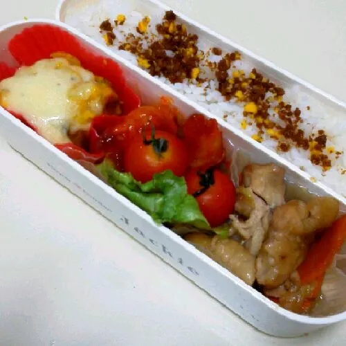 Snapdishの料理写真:今日のお弁当☆ﾐ
かぼちゃのサラダの上にとろけるﾁｰｽﾞ
エビチリ（市販品）
鶏肉とキャベツの蒸し焼き|はるかさん