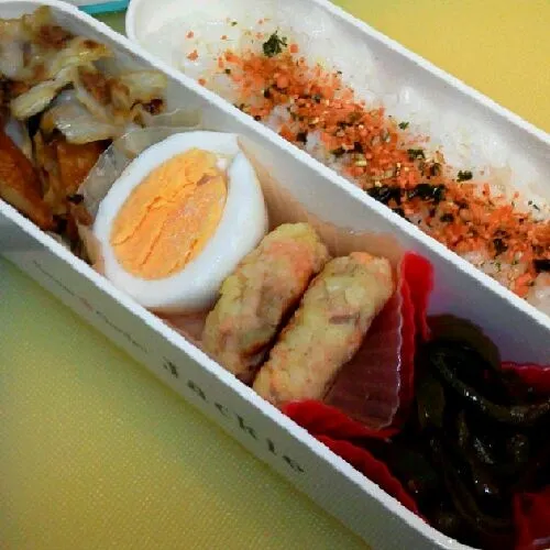 今日のお弁当!!
ちくわとｷｬﾍﾞﾂとﾂﾅのめんつゆ炒め。
ゆで卵。
じゃがいもと鮭のお焼き。
ピーマン炒め。
炒め物ばっか(´･ω･`)|はるかさん