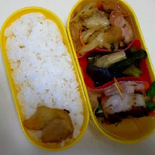 今日のお弁当
野菜炒め、なすとししとうの煮浸し、ししとうと人参、ﾁｰｽﾞのベーコン巻き(･∀･)
なんか油ばっかり??|はるかさん