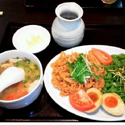 トマトとほうれん草のつけ麺。
スープはさっぱり系で麺もほんのりトマトとほうれん草の味がして凄く美味しかった～!!|はるかさん