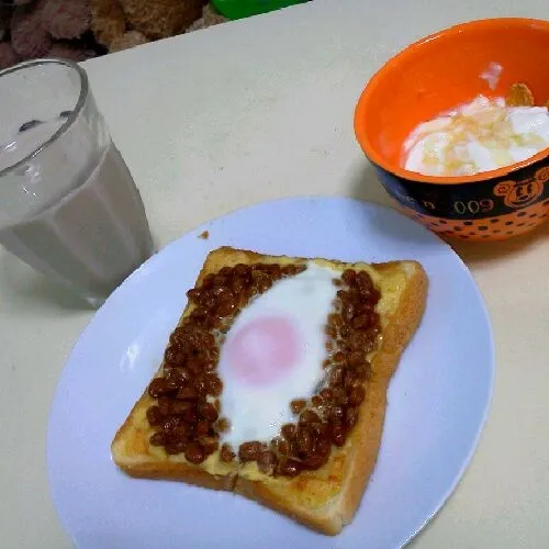 朝ご飯
納豆目玉焼きトーストにヨーグルト、麦芽コーヒー牛乳割り(･∀･)
納豆トースト美味しいヽ(^0^)ﾉ|はるかさん