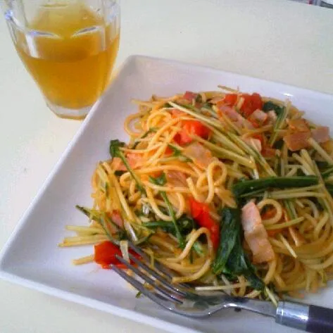 水菜とベーコンとトマトのパスタ☆ﾐ
昼ご飯(*^^*)|はるかさん