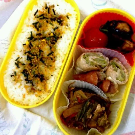 Snapdishの料理写真:今日のお弁当～
上から、
ぶりの照り焼き（焦げたww）
キャベツの肉巻き
野菜炒め
せっかくの脂ののったぶりが…(´Д｀)笑|はるかさん