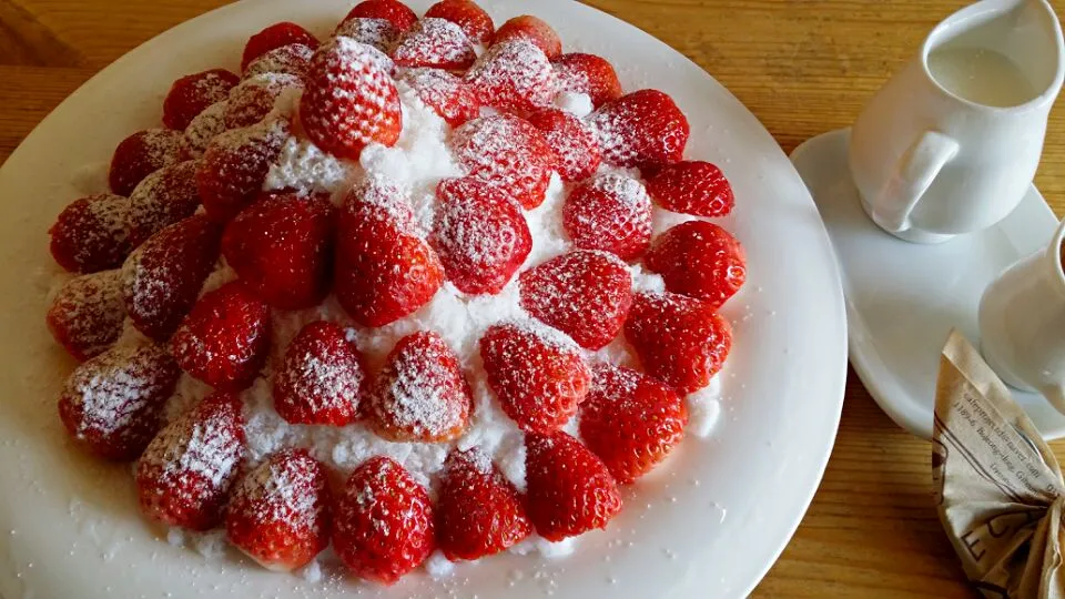 strawberry ice flake at cafe Project D, Yongin. It comes with yogurt and honey syrup|김연진さん