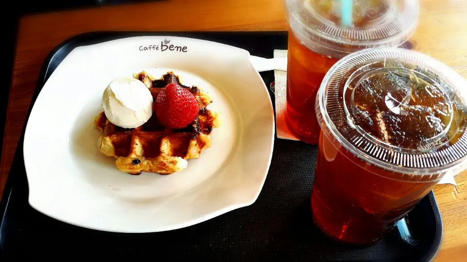 Strawberry and cream cheese waffle from caffé bene. Queens, NY.|Kompeito_cooksさん