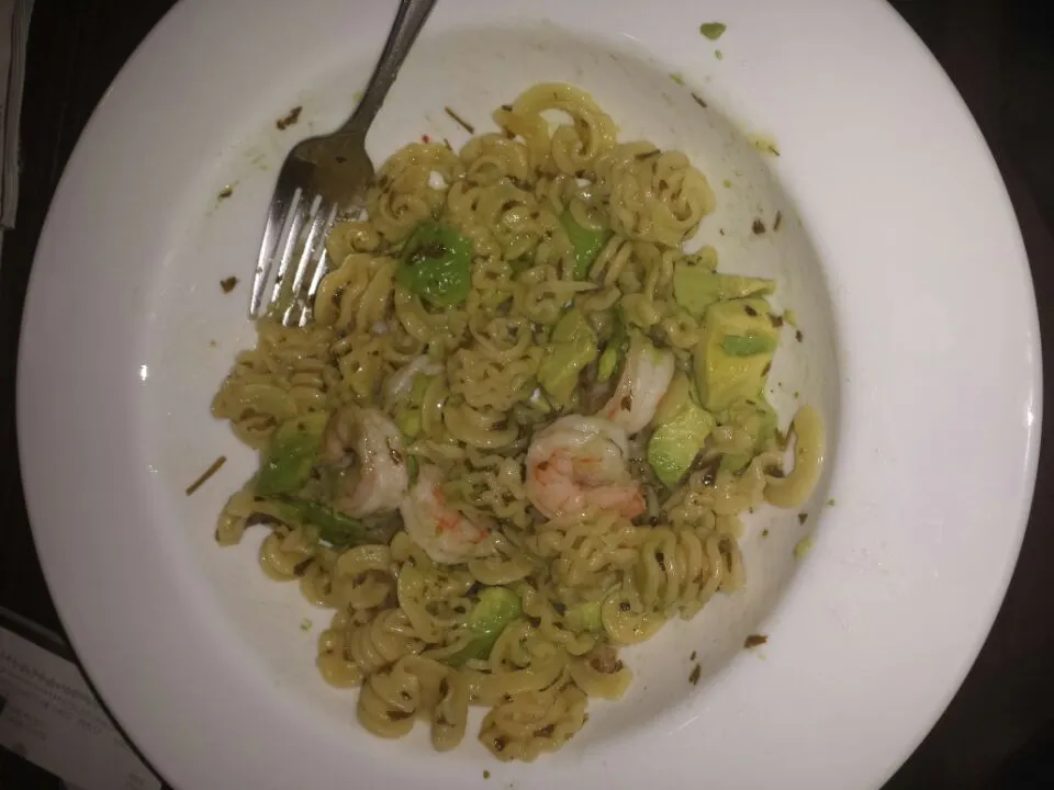 Pasta with shrimp and avocado|Les Gazinskiさん