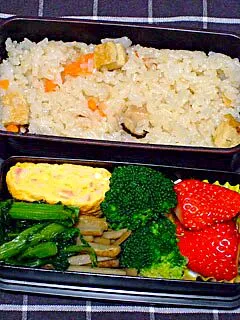 お弁当（炊き込みご飯、カニかま入り卵焼き、きんぴらごぼう、春菊の炒め物、ブロッコリー、いちご）|すーさん