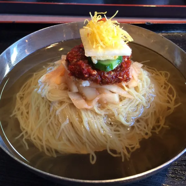 今日のランチは評判の浅草橋 サンムーンで冷麺とカルビ温麺を美味しく頂きました。|hnyk75さん