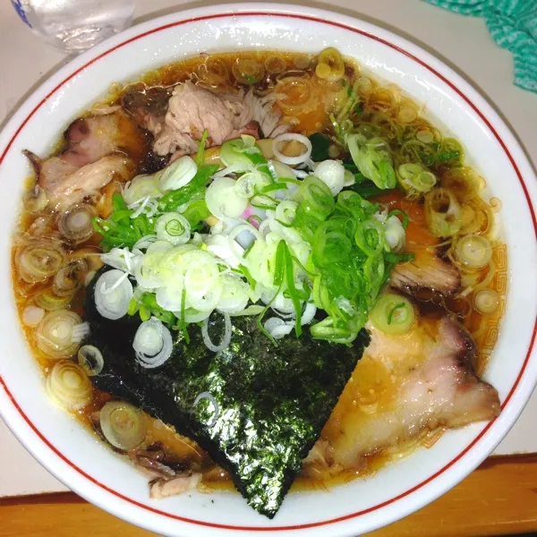 行列の店、秋葉の青島ラーメンへ行ってきました。青島チャーシューのネギトッピングです。生姜醤油のシンプルイズベストなラーメンでとても美味しかったですよ！|hnyk75さん