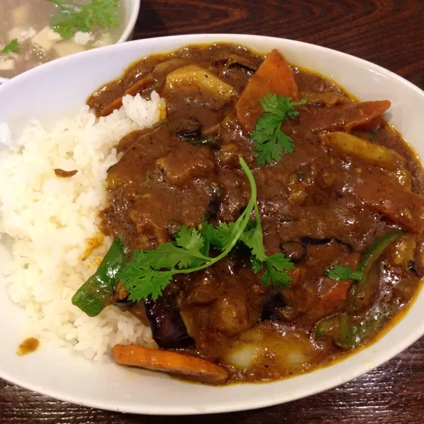 Snapdishの料理写真:お店は中華料理店です。まかないカレー飯 を食しました。具沢山でボリュームたっぷりです。|hnyk75さん