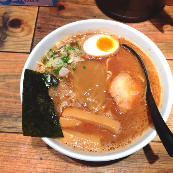 白えびラーメンセットを注文しました。最後にご飯にネギと焼き石の入った雑炊がサービスされます。|hnyk75さん