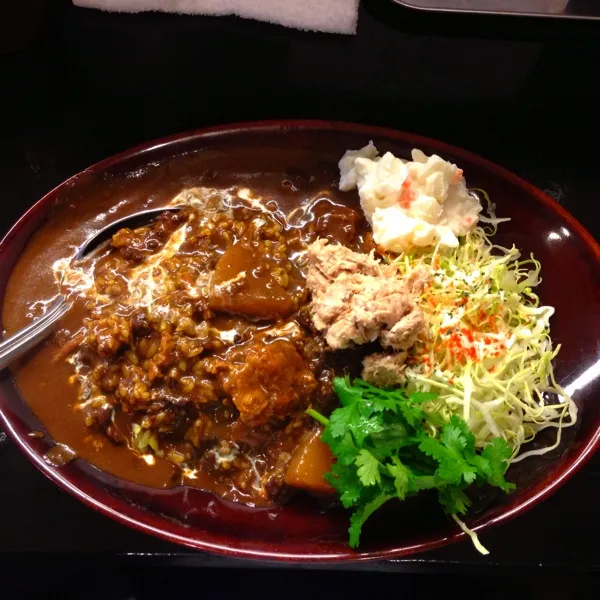 第二回目の今日は、黒カレーの中を食べました。
トッピングはパクチー・ポテサラ・ツナマヨでした。|hnyk75さん