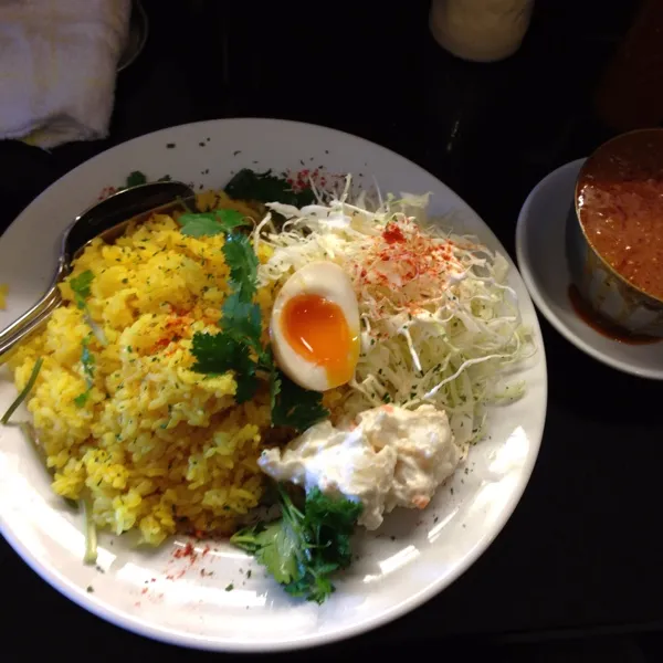 行って来ました。池袋のカレーは飲み物！普段は混んでいるのに直ぐに入れたのでラッキー！
鳥カレーの大を注文して、味玉・ポテサラ・パクチーのトッピング！辛さが少なく番人受けする味でした。|hnyk75さん