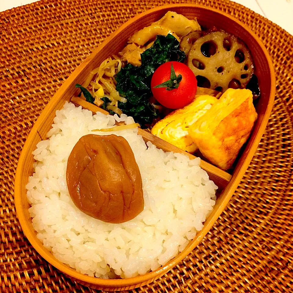 今日のお弁当！鶏肉とほうれん草とモヤシの胡麻和え、レンコンのにんにく炒め、卵焼き(^o^)|mamigoさん